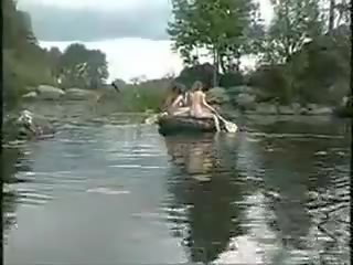 Trois incroyable filles nu filles en la jungle sur bateau pour piquer chasse