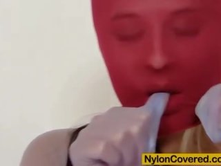 I shkëlqyer bjonde i kuq llastik maskë në të saj fytyra