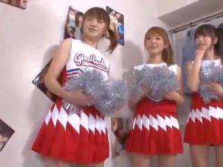 Tre i madh cica japoneze cheerleaders ndarjen putz