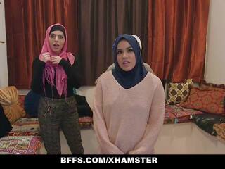 Bffs - ujo kokematon poonjab tytöt naida sisään niiden hijabs