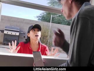 Hihetetlen ázsiai pizza kézbesítés fiatal hölgy ember hó baszik gamers kakasok